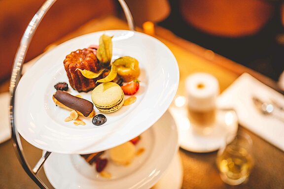 Blick auf eine Etagere mit Dessert-Variationen