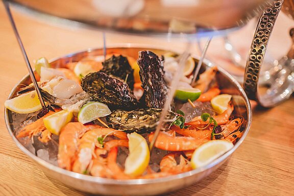 Etagere mit Meeresfruechten auf Eis